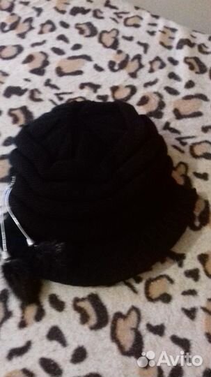 Шапка новая c кисточками