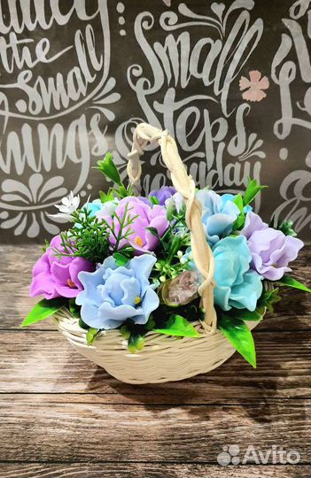 Букет цветов из мыла в корзинке