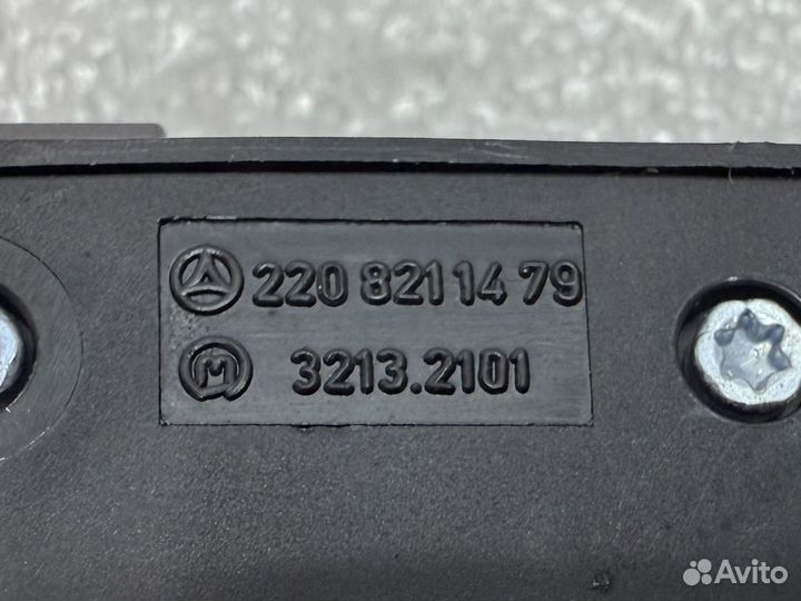 Кнопка крышки багажника Mercedes A2208211479