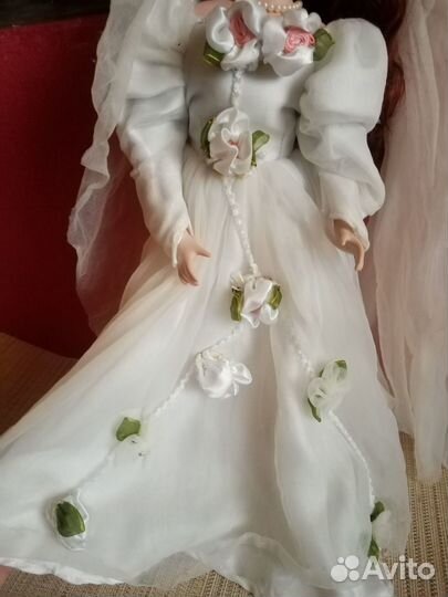 Кукла фарфоровая