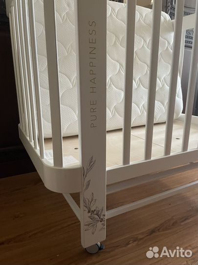 Детская кроватка с маятником