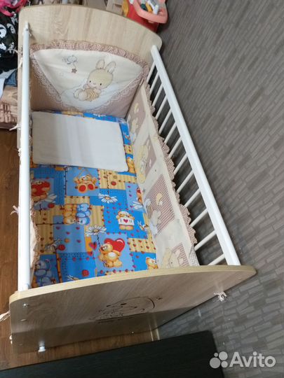 Детская кроватка с маятником и ящиком