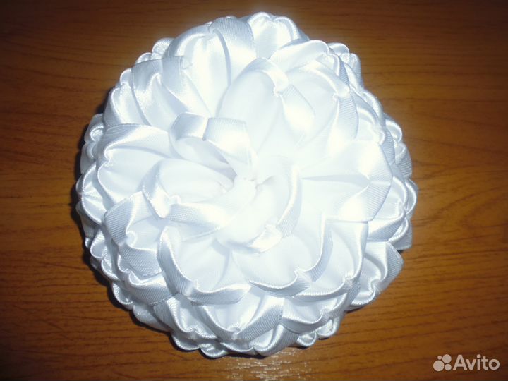 Большой белый бант из атласных лент