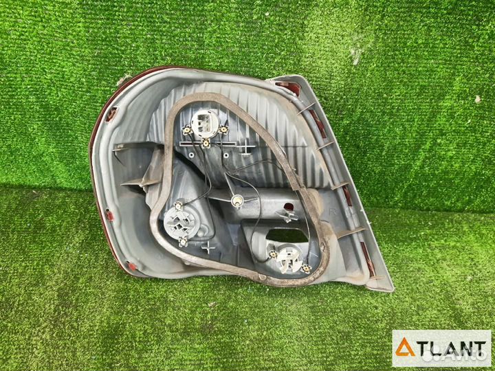 Фонарь задний правый toyota platz