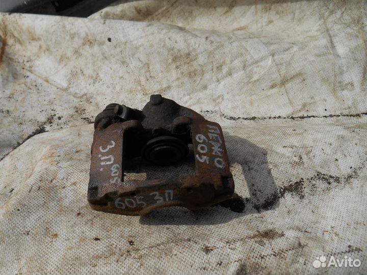 Задний правый суппорт Peugeot 605 Пежо 605