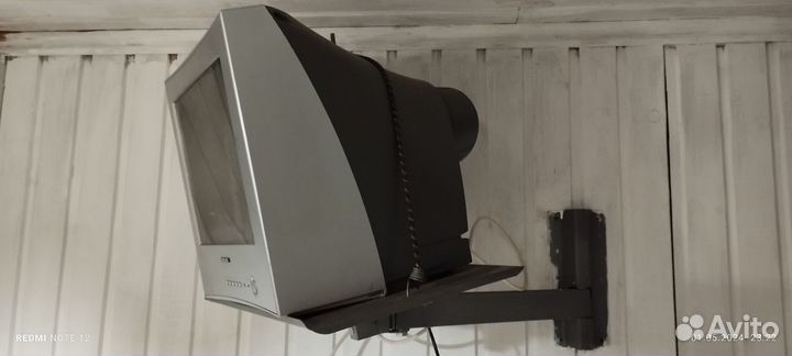 Продам телевизор б/у, с подставкой и антенной