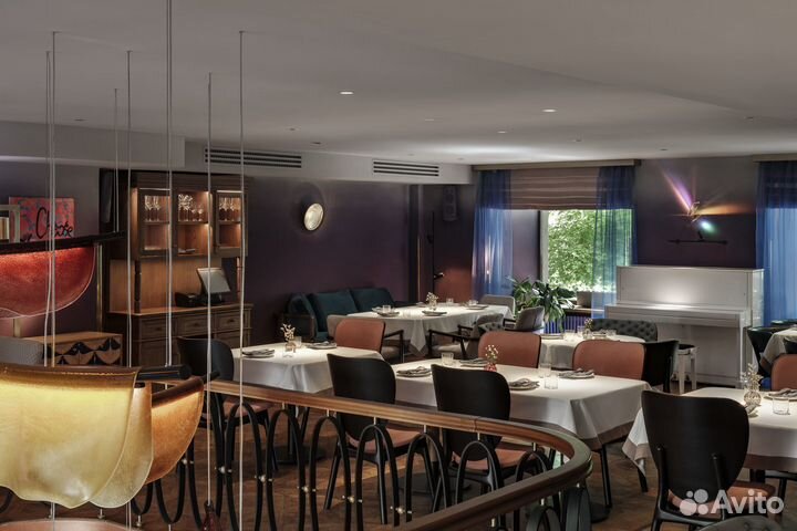 Помощник официанта раннер