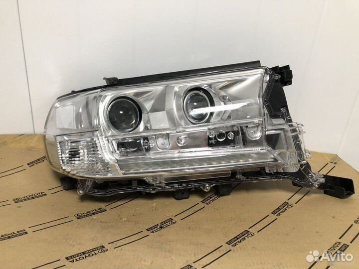 Фара правая Toyota Land Cruiser 200