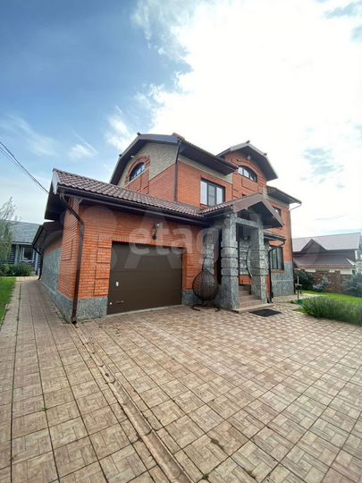 Дом 259,3 м² на участке 14,8 сот.