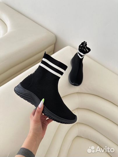 Кроссовки женские