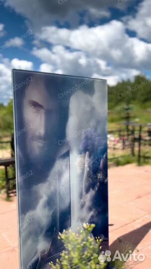 Памятник из стекла на могилу