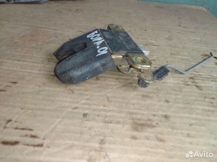 Замок крышки багажника Volkswagen Bora