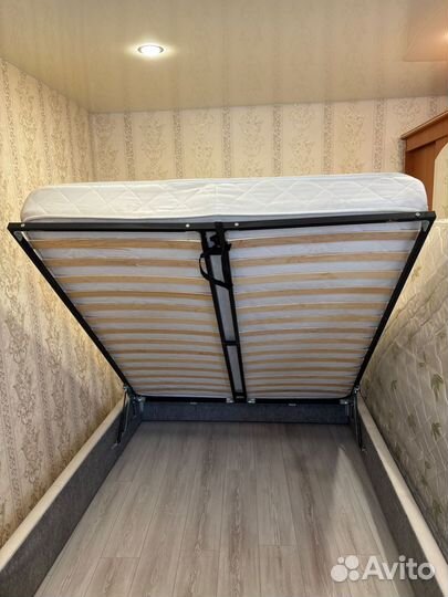 Кровать двухспальная с матрасом 180 200