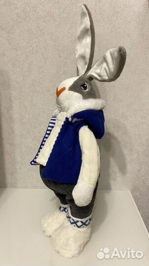 Большой плюшевый заяц