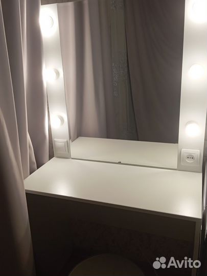 Косметический столик с зеркалом и лампочками