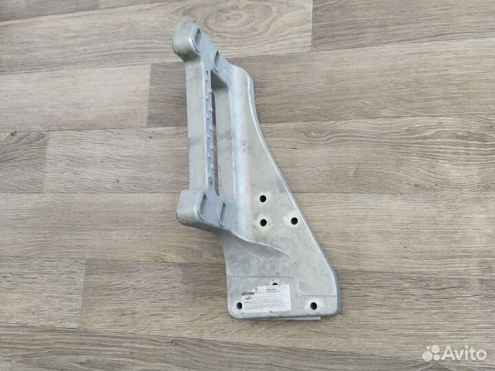 Кронштейн подножки правый MB Actros MP2, MP3