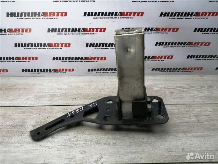 Кронштейн переднего усилителя Audi A6 C6 2.0 2006