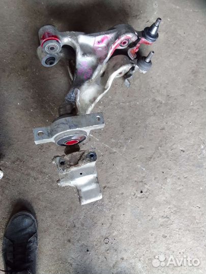 Рычаги передние нижние