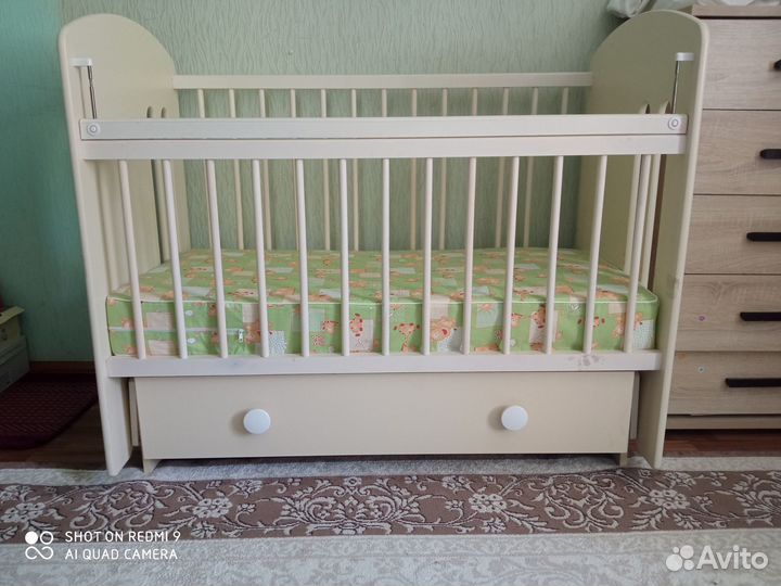 Детская кроватка с поперечным маятником