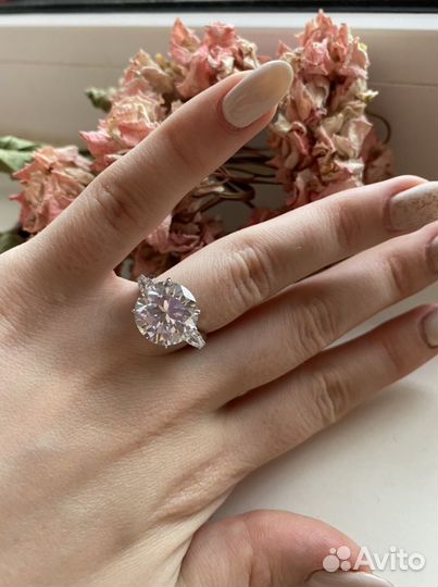 Серябряное кольцо с камнем