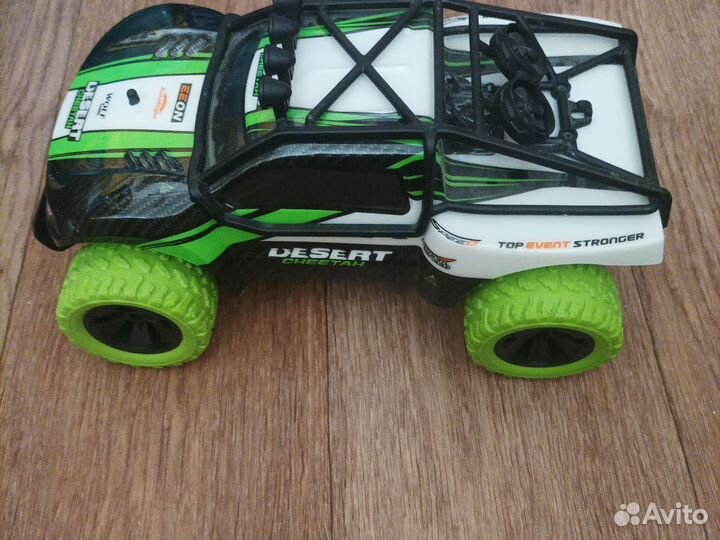 Игрушечная машина на пульте управления