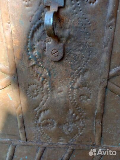 Сундук старинный