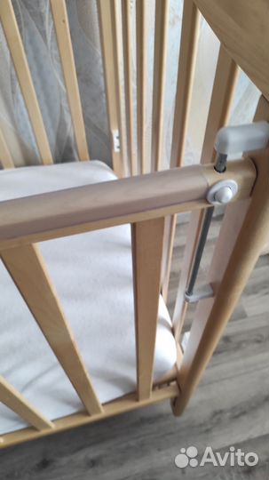 Кроватка для новорожденных с маятником