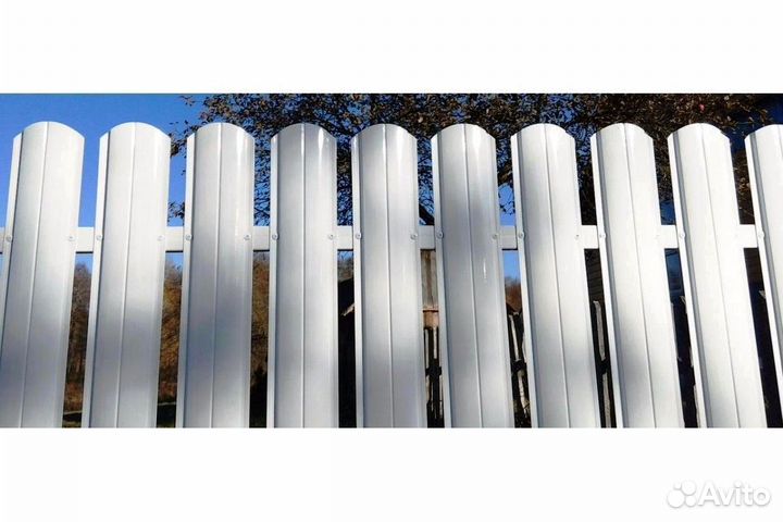 Забор из металлического штакетника