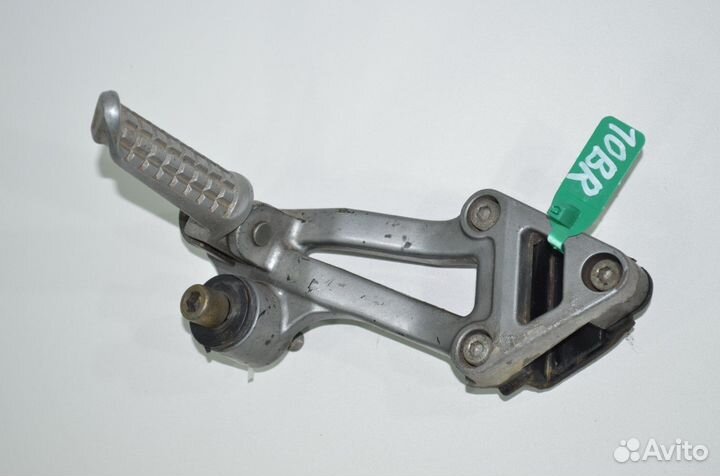 Подножка пассажира правая Kawasaki ZZR1100-1