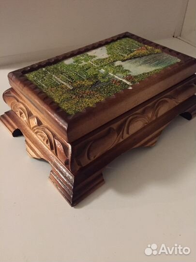 Деревянная резная шкатулка