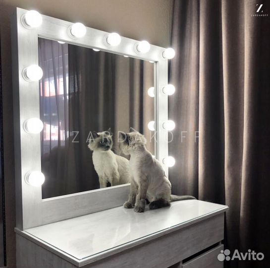 Туалетный столик с гримерным зеркалом с подсветкой