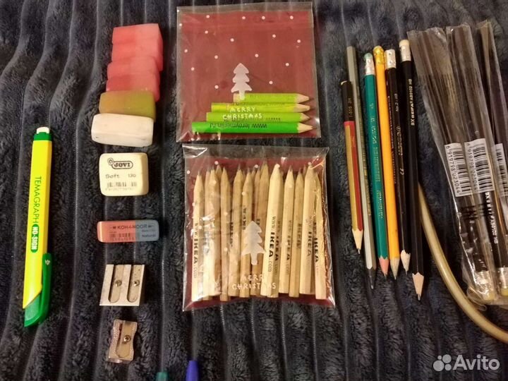 Синие ручки,простые карандаши,ластики,точилки