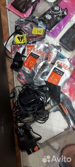 Куча проводов и чехлов