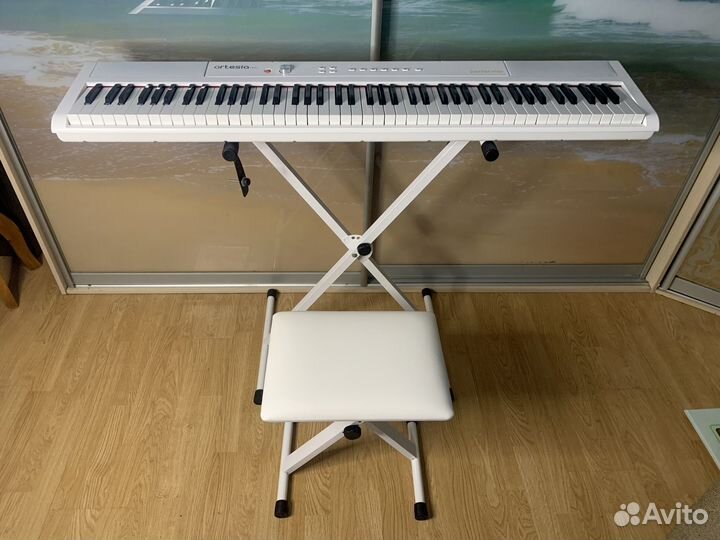 Новое цифровое пианино белое с банкеткой