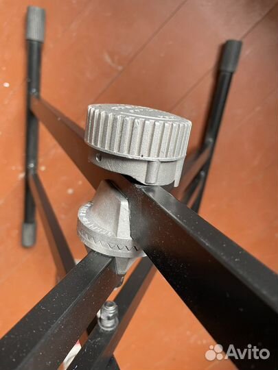 Крестообразная стойка для фортепиано