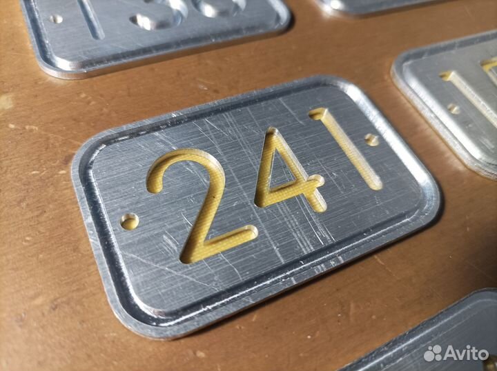 Номерки на дверь из металла