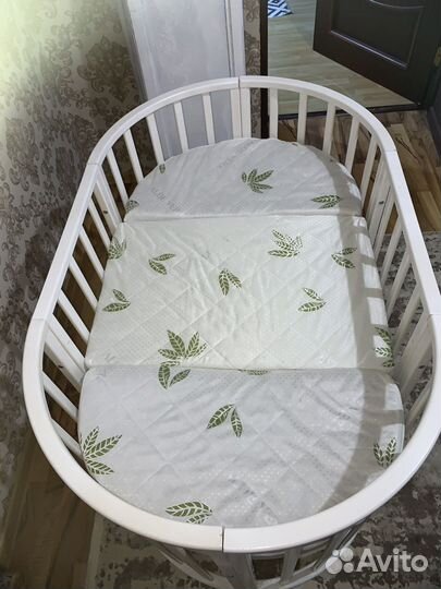 Детская кроватка с маятником