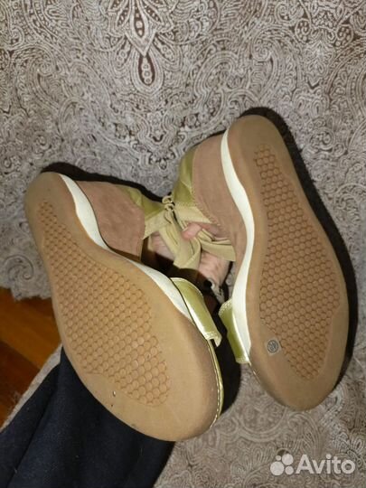 Босоножки на танкетке