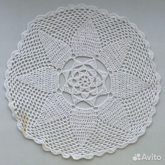 Салфетка вязаная белая(ручная работа) диаметр 29 с