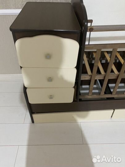 Детская кроватка с маятником