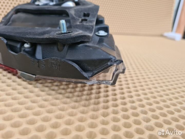 Фонарь в крышку багажника задний левый Toyota