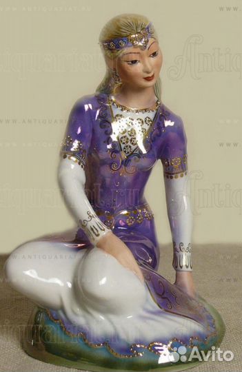 Статуэтка фарфор Нэркэс 25 см