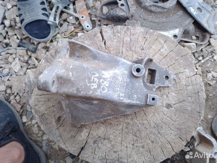Кронштейн двигателя левый Audi 80 b3