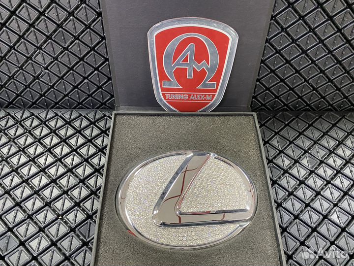 Эмблема решетки радиатора Lexus 15х10,5 см стразы