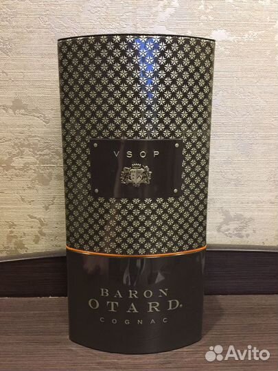 Металлическая подарочная коробка с бутылкой коньяк