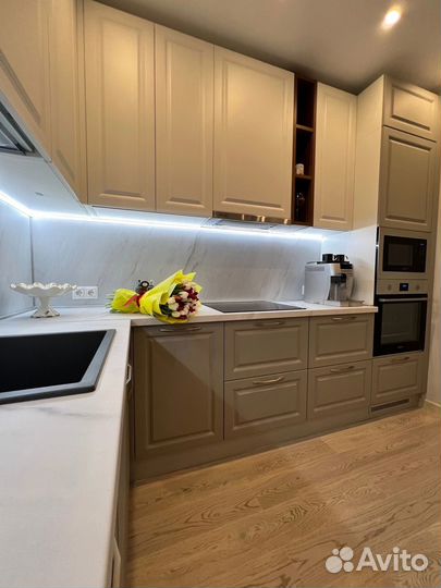 Угловая кухня под потолок на заказ в Омске