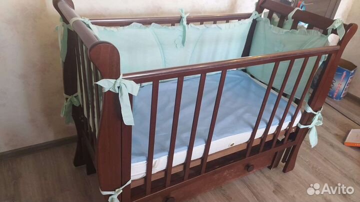 Детская кроватка с маятником