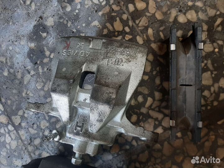 Суппорт передний левый тойота камри 50