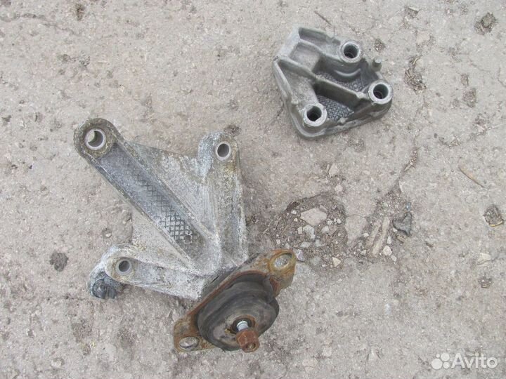 Кронштейн опоры кпп Renault Рено