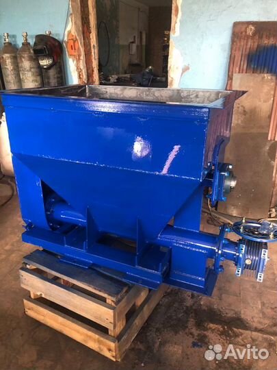 Шнековый бункер питатель